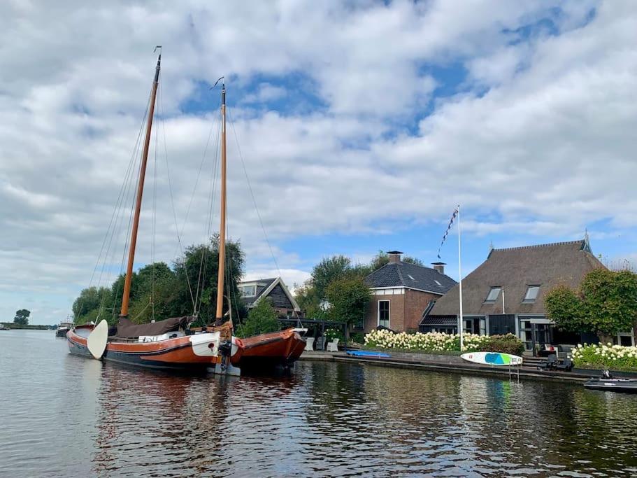 Puur Eastermar - Monumentaal, Authentiek En Luxe Koetshuis Aan Open Vaarwater Met Jacuzzi En Sauna Oostermeer Zewnętrze zdjęcie