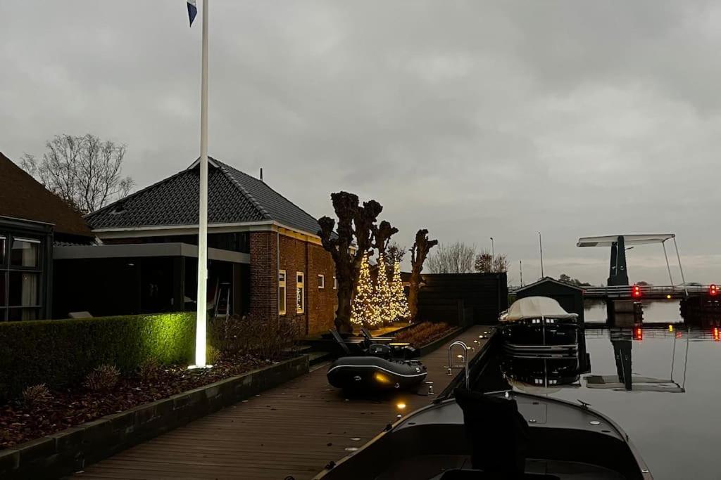 Puur Eastermar - Monumentaal, Authentiek En Luxe Koetshuis Aan Open Vaarwater Met Jacuzzi En Sauna Oostermeer Zewnętrze zdjęcie