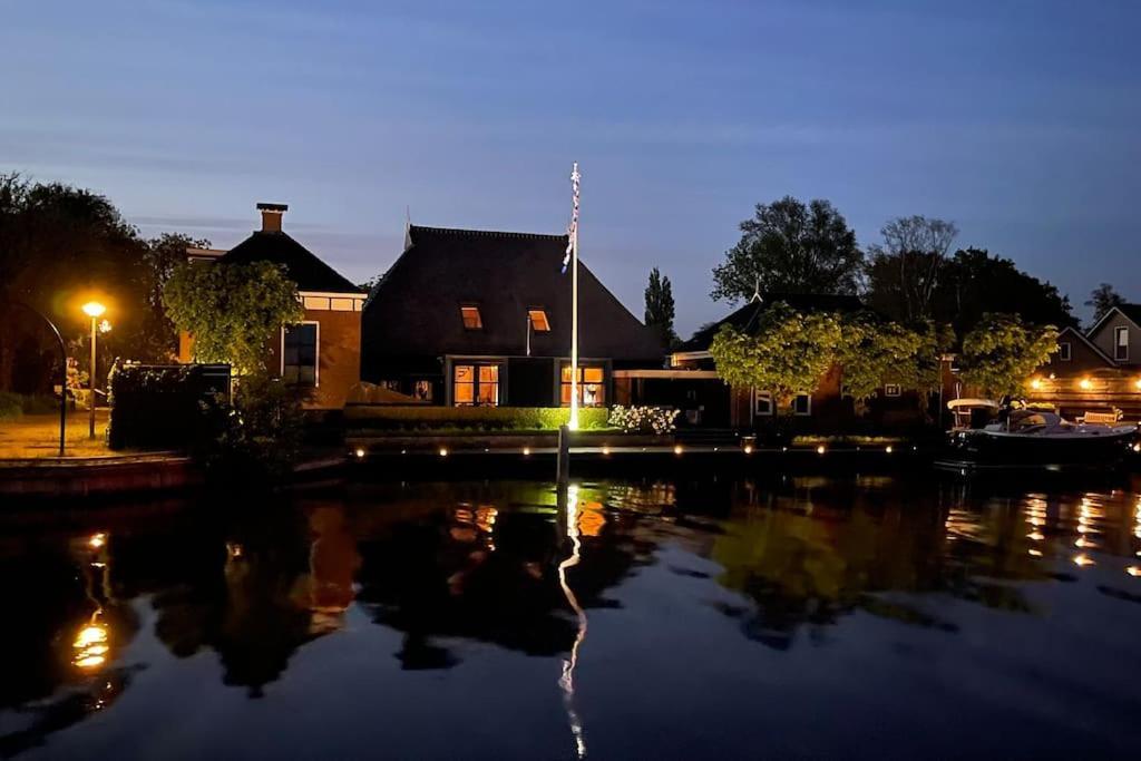 Puur Eastermar - Monumentaal, Authentiek En Luxe Koetshuis Aan Open Vaarwater Met Jacuzzi En Sauna Oostermeer Zewnętrze zdjęcie