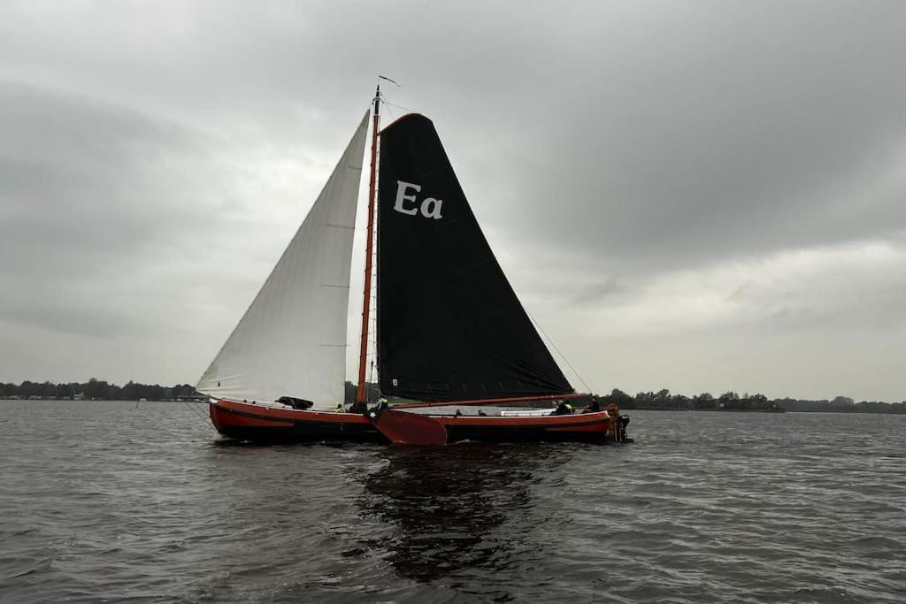 Puur Eastermar - Monumentaal, Authentiek En Luxe Koetshuis Aan Open Vaarwater Met Jacuzzi En Sauna Oostermeer Zewnętrze zdjęcie