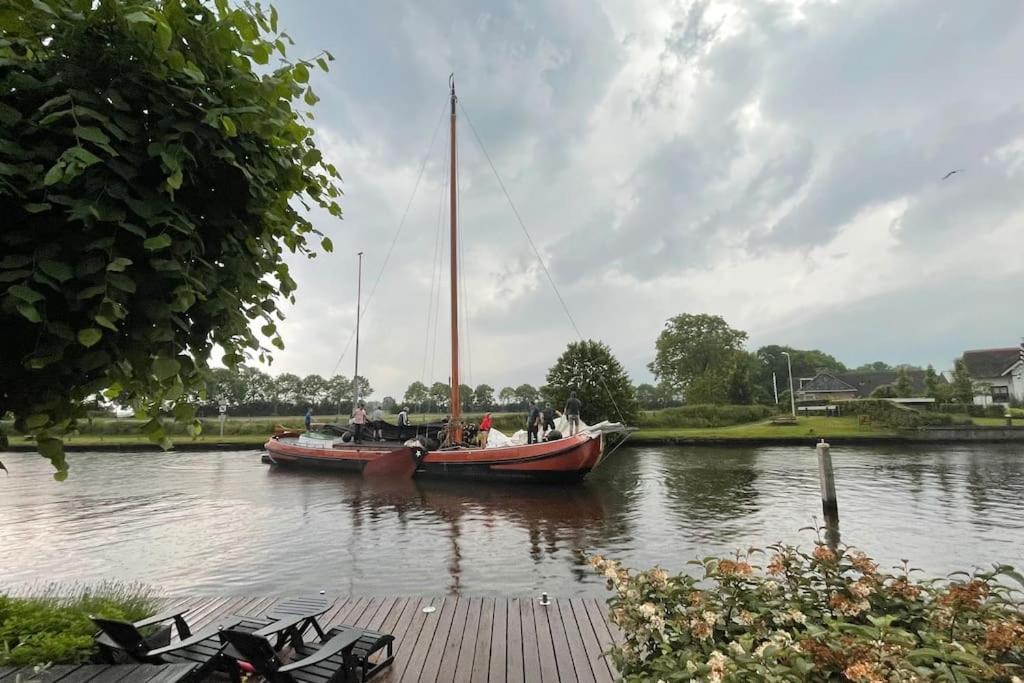 Puur Eastermar - Monumentaal, Authentiek En Luxe Koetshuis Aan Open Vaarwater Met Jacuzzi En Sauna Oostermeer Zewnętrze zdjęcie