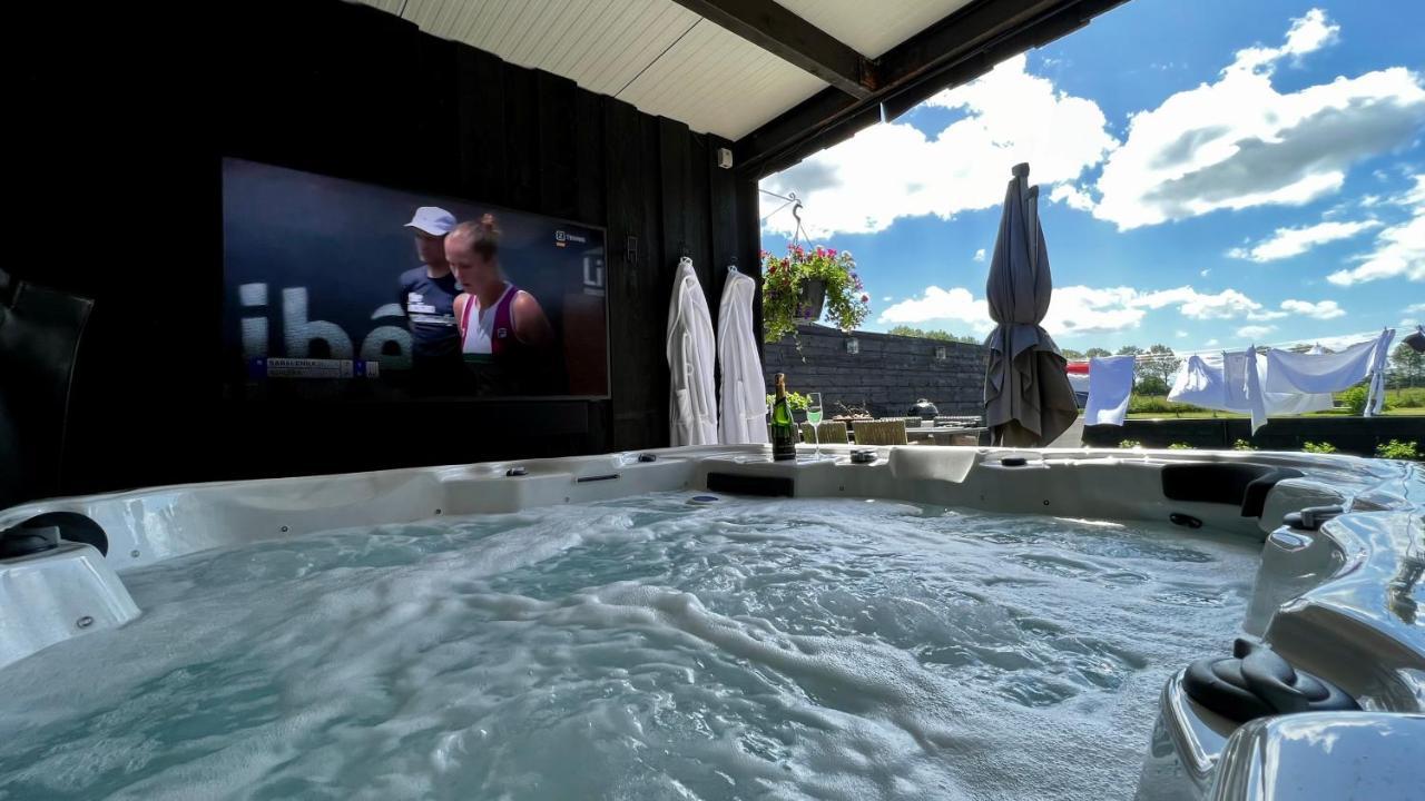 Puur Eastermar - Monumentaal, Authentiek En Luxe Koetshuis Aan Open Vaarwater Met Jacuzzi En Sauna Oostermeer Zewnętrze zdjęcie