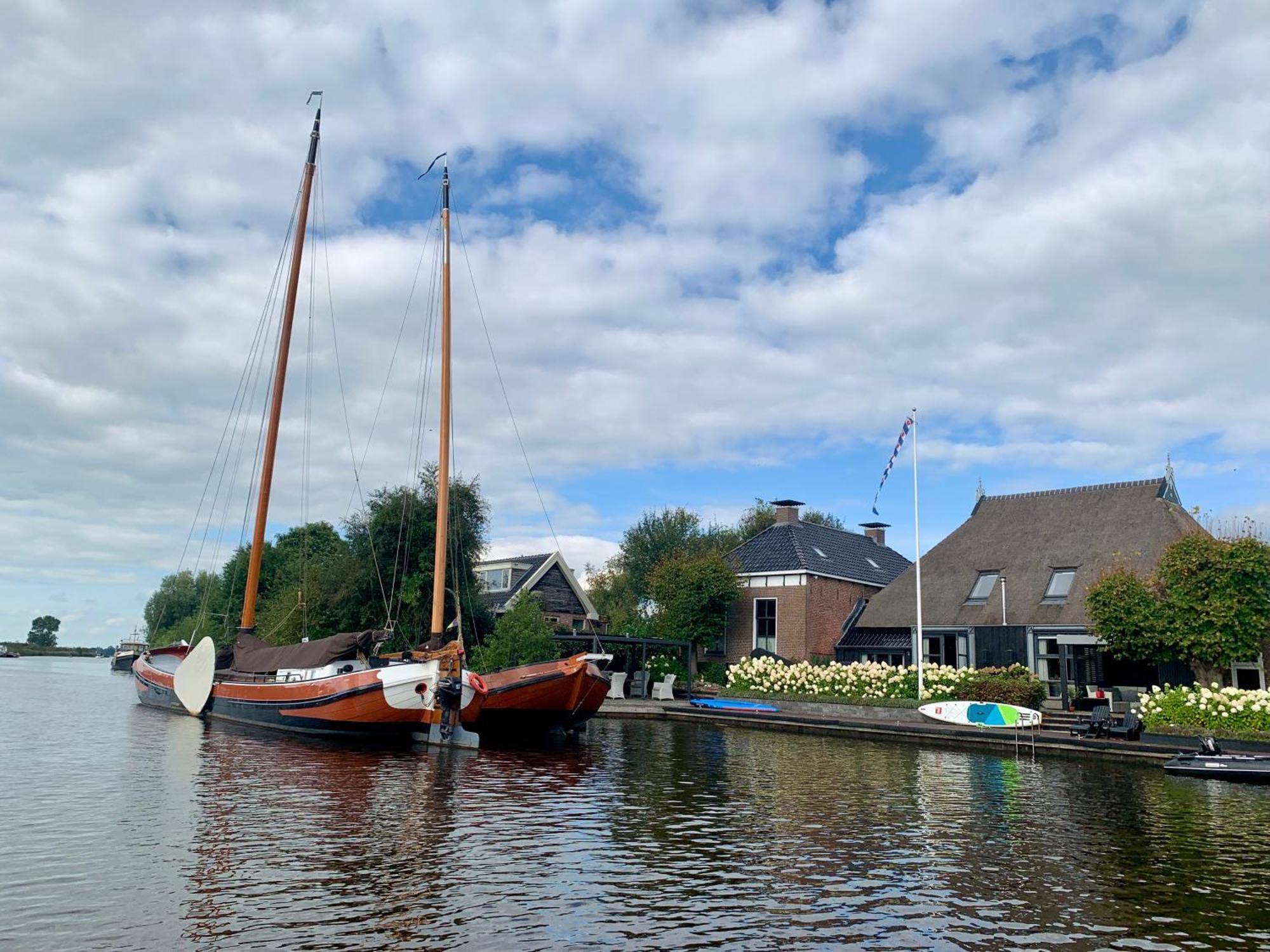 Puur Eastermar - Monumentaal, Authentiek En Luxe Koetshuis Aan Open Vaarwater Met Jacuzzi En Sauna Oostermeer Zewnętrze zdjęcie